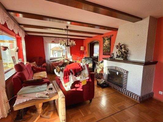 Wohnzimmer mit Wintergarten und Kamin im EG