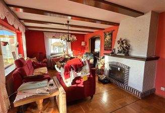 Wohnzimmer mit Wintergarten und Kamin im EG