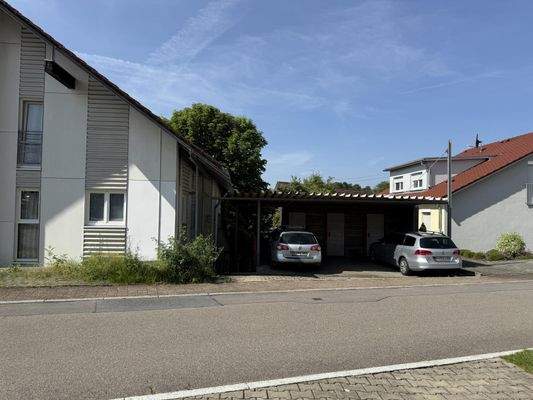 Hausansicht mit Carport
