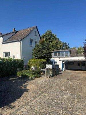 Einfahrt zu den Häusern.jpg