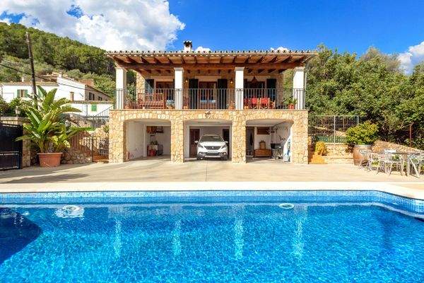 Außenansicht und großer Pool