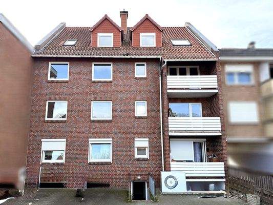 76195151-Rückansicht mit Stellplätzen