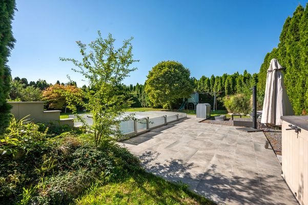 Garten mit Swimmingpool