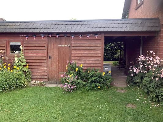 Carport mit Schuppen