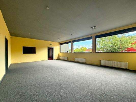 Lichtdurchfluteter Büroraum