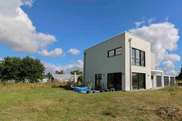 Blick vom Garten zum Haus