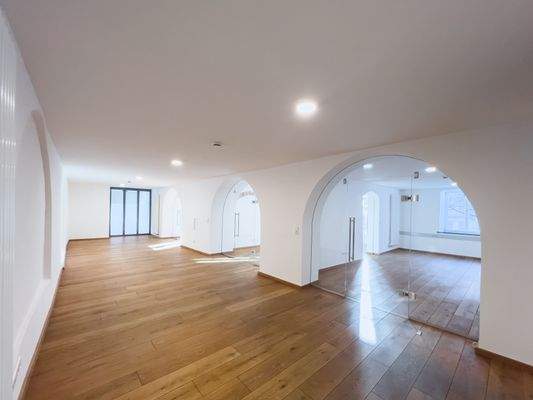 Flur mit Eingängen in die Büroräume