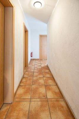 Flurbereich im Neubau, Zugang zu den Keller-Ersatzräumen und Heizung