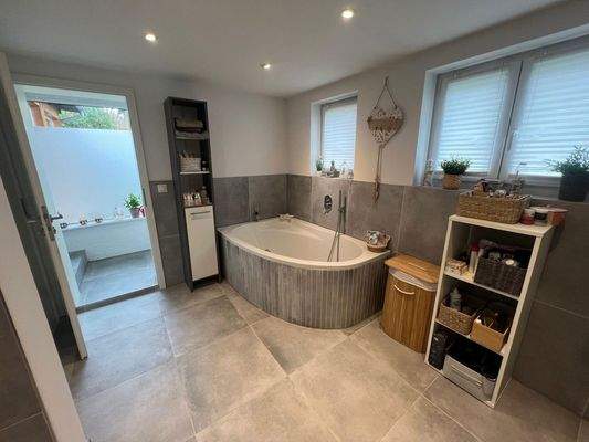 EG Bad mit Wanne und Dusche