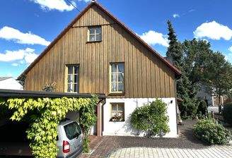 Hausansicht mit Carport und Stellplätze