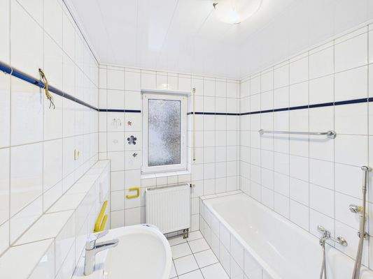 Tageslichtbad mit Wanne