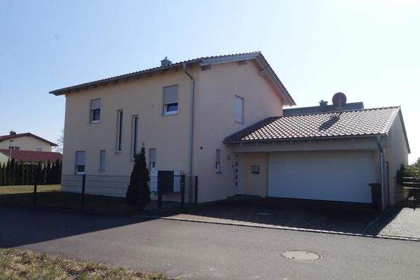 Ansicht Norden mit Doppelgarage.JPG