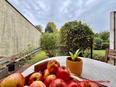 Blick von der Terrasse in den Garten