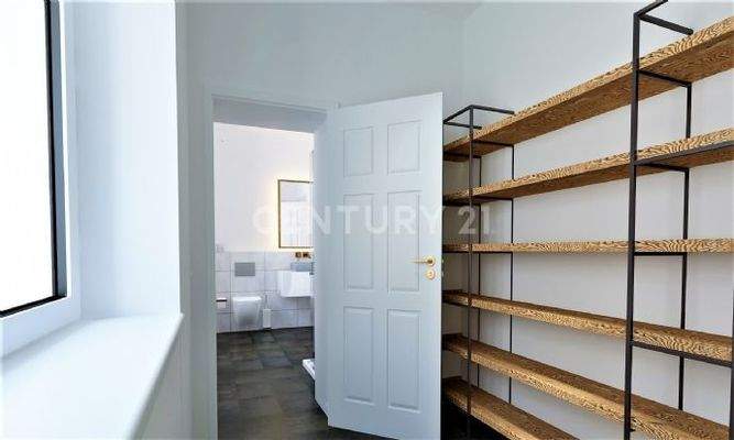 Hauswirtschaftsraum mit Sicht ins Bad