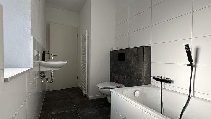  Badezimmer mit Wanne im Obergeschoss