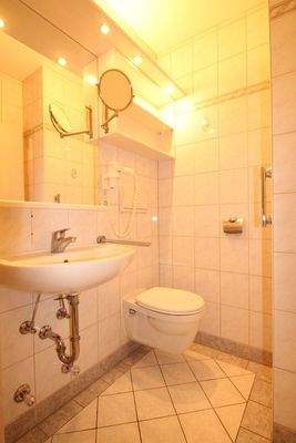 Bad-Waschbecken und WC