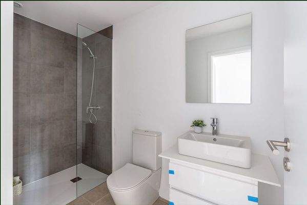 Hochwertige Armaturen und ebenerdige Dusche