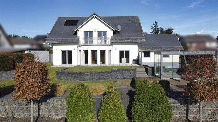 Rückseiten- und Gartenansicht