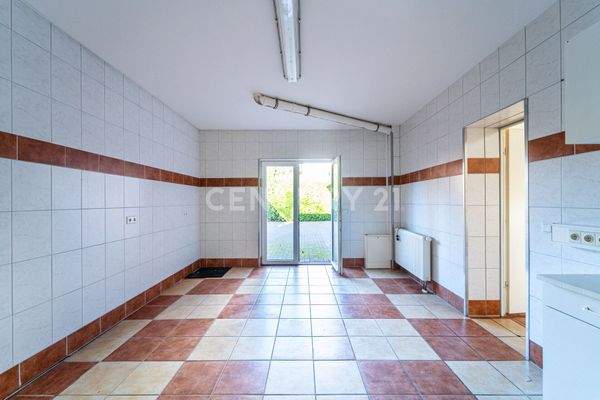 Hauswirtschafsraum mit Zugang zur Terrasse