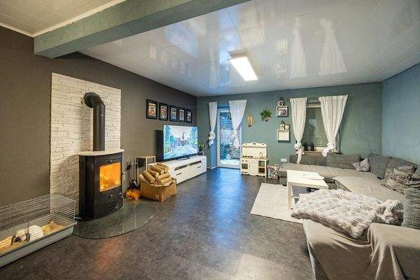 Maisonette, EG: Wohnen mit  Kamin und Zugang Terrasse