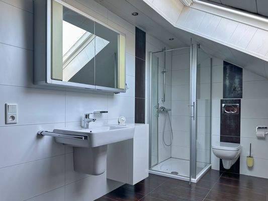 Badezimmer im Dachgeschoss