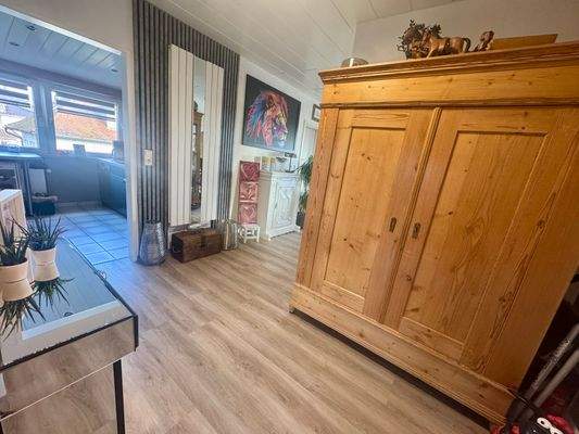 GROßZÜGIGER EINGANGSBEREICH