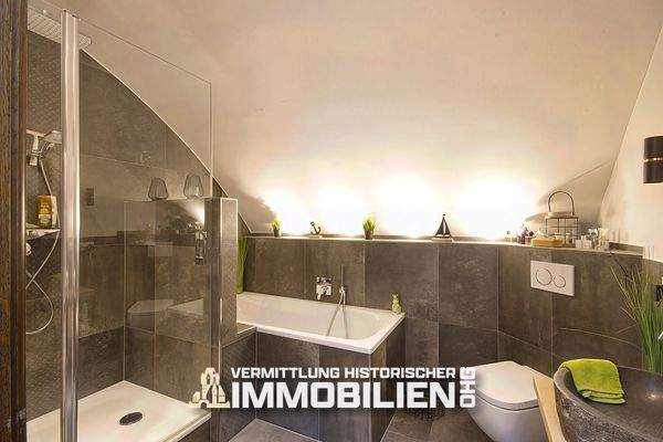 Stilvolles Badezimmer, edle Bodenbeläge, saniert