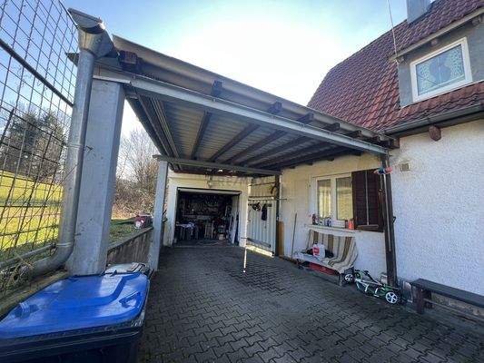 Carport und Garage