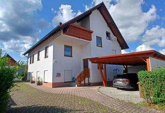 Haus mit großem Carport
