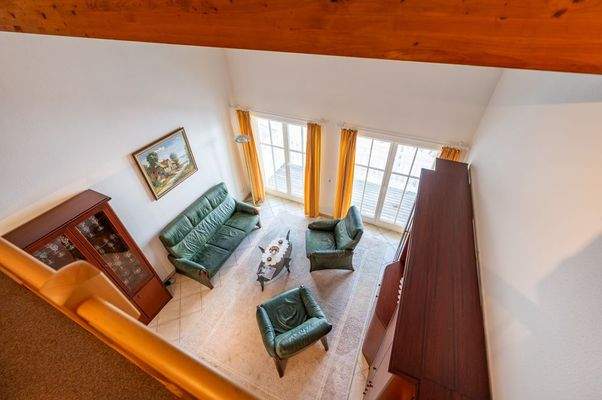 Blick von der Galerie in das Wohnzimmer