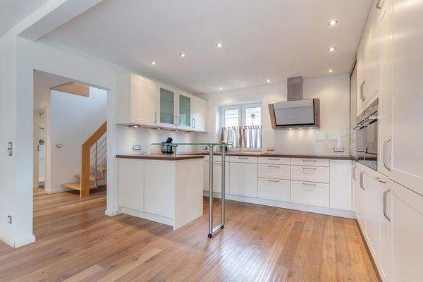 ... mit moderner Küche.