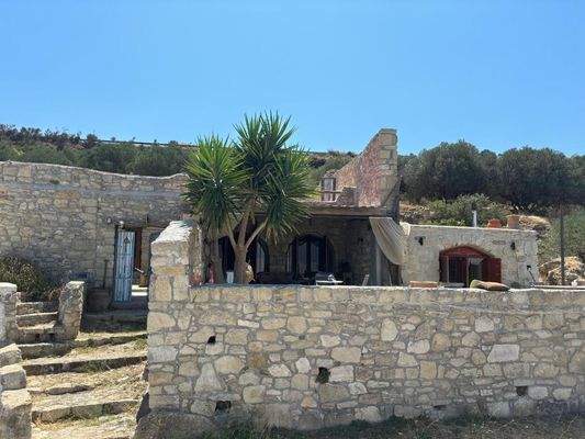 Ostkreta, Pappagiannades: Traditionelles Steinhaus mit großem Garten voller Olivenbäume zu verkaufen