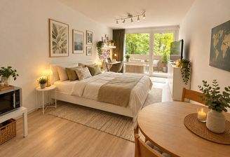 Gemütliches skandinavisches Studio mit Balkonblick