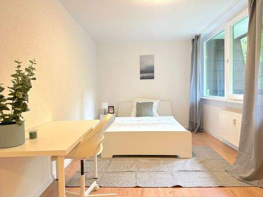 Helles Zimmer mit Balkon