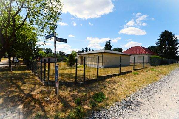 Blick auf das Eckgrundstück.JPG