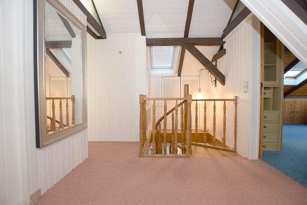 Im Dachgeschoss dominieren Schrägen und behagliches Holz