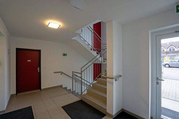 Stiegenhaus mit Lift - ebenerdiger Eingang