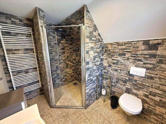 schickes Bad en Suite im Dachgeschoss