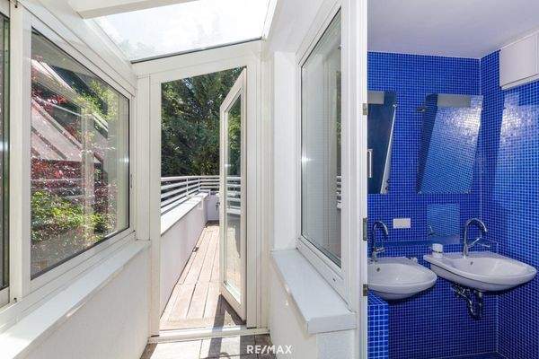 Bad mit Wintergarten, uneinsehbar