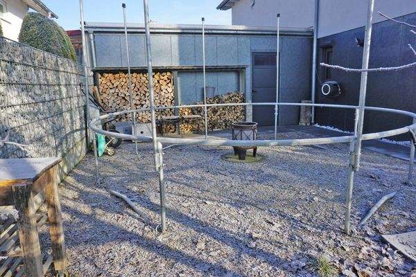 Holzlager und Trampolinplatz