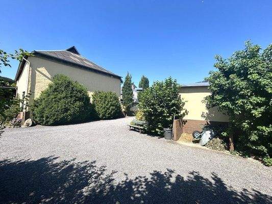 Scheune und Teil des Hofes (hinten) 