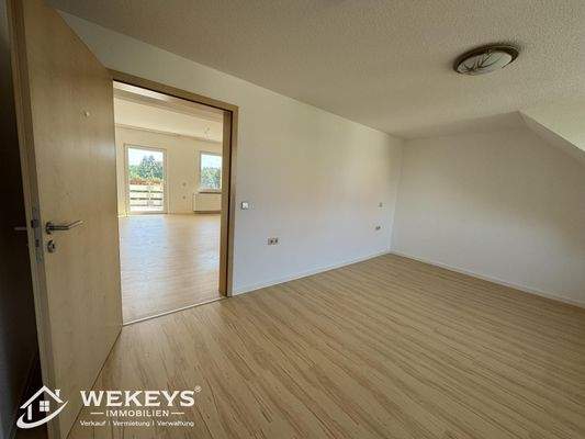 Schlafzimmer mit Blick ins Wohnzimmer