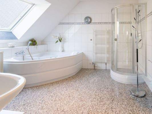 Vollbad mit Dusche 