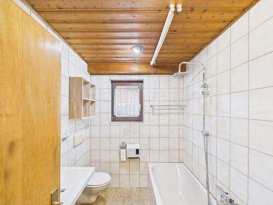 Bad mit Duschbadewanne (EG)