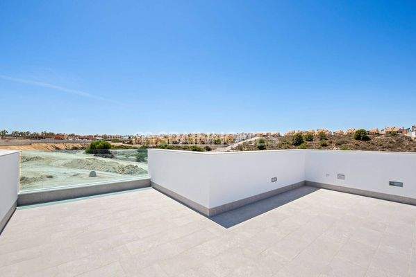 Detached Villas Near the Amenities in Algorfa Alicante