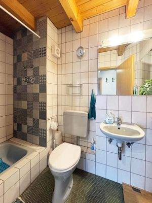 Badezimmer mit Dusche