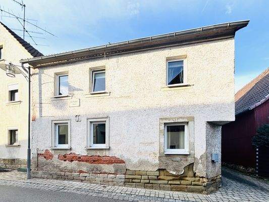 Ostansicht des zweigeschossigen Hauses (Straßenseite)