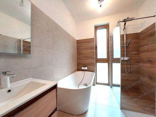 Bad mit Wanne und Dusche