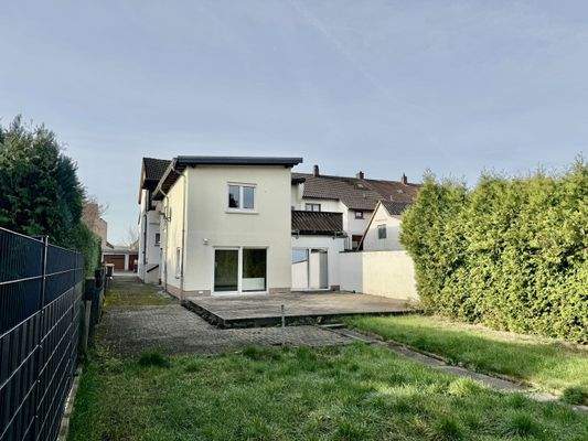 Blick vom Garten Richtung Gesamtimmobilie