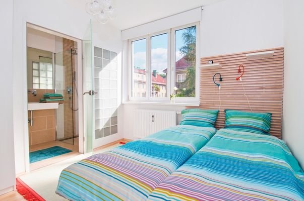Schlafzimmer (140cm Bett) und Schrank mit direktem Zugang zu Bad   Regenwald-Dusche.